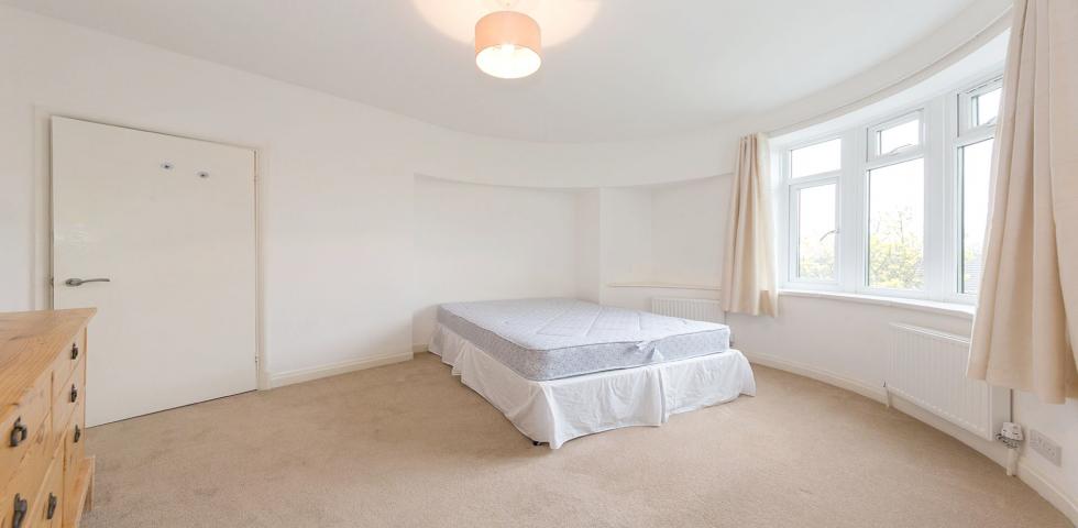 			3 Bedroom, 1 bath, 1 reception Flat			 Fortune Green Road, WEST HAMPSTEAD
